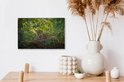 Jaguar in de jungle op canvas, geplaatst op een dressoir naast sierlijke vazen.