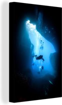 Plongeurs dans une grotte marine 40x60 cm - Tirage photo sur toile (Décoration murale salon / chambre) / Mer et plage