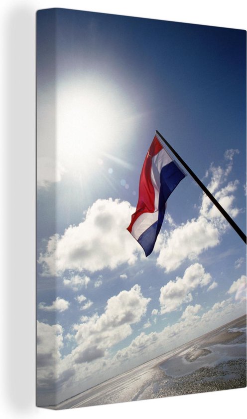 Canvas Schilderij Prachtige zonnestralen langs de vlag van Nederland - 40x60 cm - Wanddecoratie
