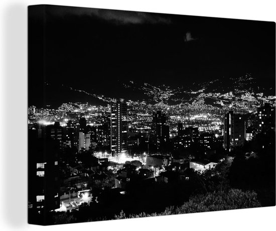 Canvas Schilderij Zwart-wit skyline van het Colombiaanse Medellín tijdens de avond - 140x90 cm - Wanddecoratie