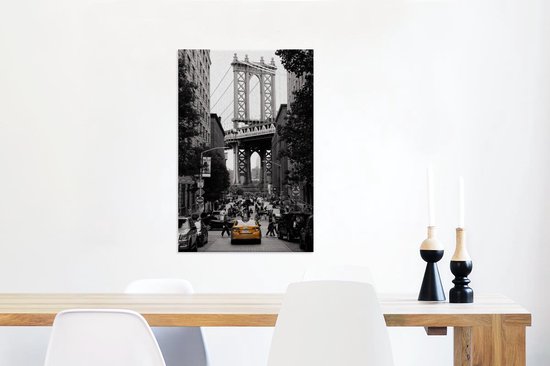 Canvas Schilderij Zwart-wit foto met een gele taxi in het Amerikaanse New York - 60x90 cm - Wanddecoratie