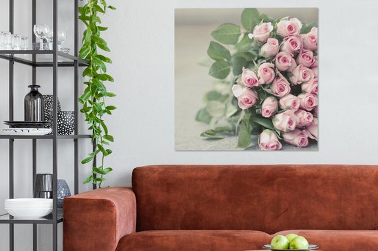 Un grand livre de roses roses repose sur une table Toile 90x90 cm - Tirage photo sur toile (Décoration murale salon / chambre) / Peintures Fleurs sur toile