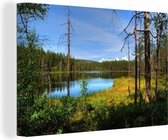 Canvas Schilderij Reflectie van bossen in een kalm meer in het Nationaal park Skulesogen - 60x40 cm - Wanddecoratie