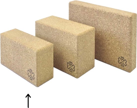 Drie kurken yogablokken van verschillende maten op een witte ondergrond. Elk blok heeft een gestileerd hart-klaverblad logo.