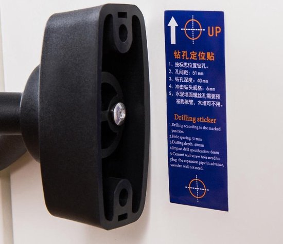 Zwarte gitaar muurbeugel met blauwe sticker met Chinese en Engelse tekst: 'Drilling sticker'.