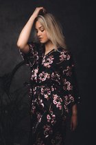 Kimono dames satijn - zwart met bloesem - Maat M - middellang model - luxe cadeau vrouw