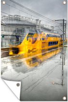Tuindecoratie Amsterdam - Trein - Regen - Nederland - 40x60 cm - Tuinposter - Tuindoek - Buitenposter