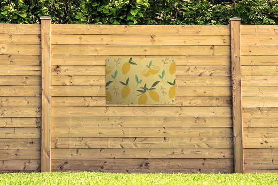 Tuinposter met citroenpatroon hangt aan een houten schutting.