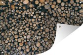 Tuindecoratie Een foto vol met opgestapelde en gekapte boomstammen - 60x40 cm - Tuinposter - Tuindoek - Buitenposter