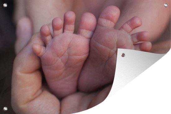 Muurdecoratie Close-up van de voeten van een pasgeboren baby - 180x120 cm - Tuinposter - Tuindoek - Buitenposter
