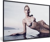 Fotolijst incl. Poster - Een blonde vrouw in een bikini - 30x20 cm - Posterlijst