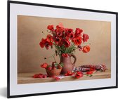 Photo en cadre - Nature morte d'un vase avec des fleurs abstraites rouges Cadre photo noir avec passe-partout blanc 40x60 60x40 cm - Affiche sous cadre (Décoration murale salon / chambre)