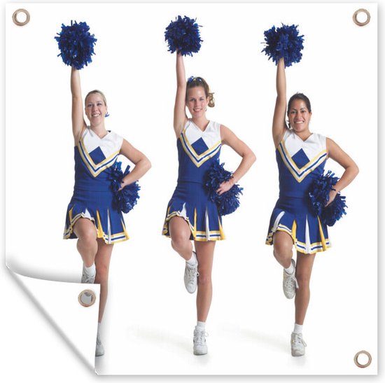 Buiten Drie tieners hebben als cheerleader een pompom in de lucht