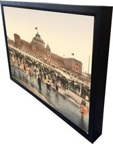 Oud Stadsgezicht Scheveningen - Kurhaus en Strand  - Oude Foto Print op Canvas Doek 90x60cm in zwarte houten baklijst