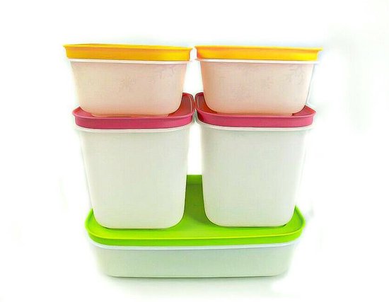 Pile de cinq boîtes Tupperware pour congélateur. Couleurs : rose, orange, vert.