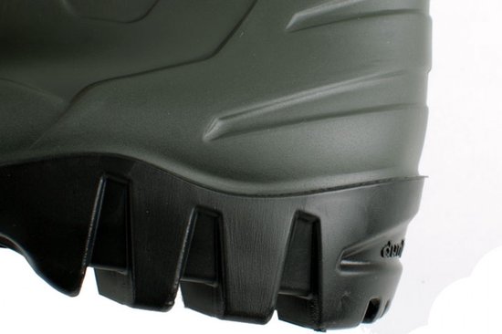 Detail van de zwarte profielzool van een groene Dunlop laars.