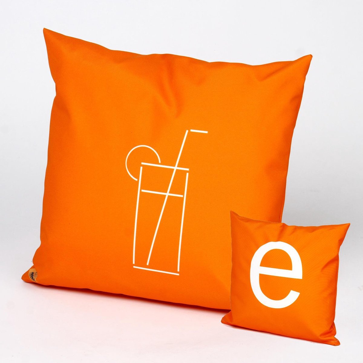 HUGS buitenkussen | Oranje | Horeca | 40 x 40 | illustratie en letter | limonade | outdoor kussen | terras | restaurant | waterafstotend