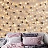 foto van Lampjes slinger- Lichtjes slinger  - Inc. Foto-clips - 5m / 50 leds / 30 clips - Lichtjes slinger - Led  snoer - Led Lichtjes - led verlichting  - licht snoer - led strip - LED - verlichting - Led lights - binnenverlichting - 3x AA - warm-wit