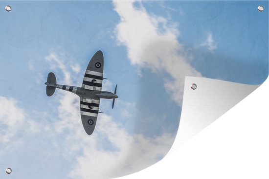 Tuinposter - Tuindoek - Tuinposters buiten - Een spitfire vliegtuig van onderen bij een wolkenlucht - 120x80 cm - Tuin