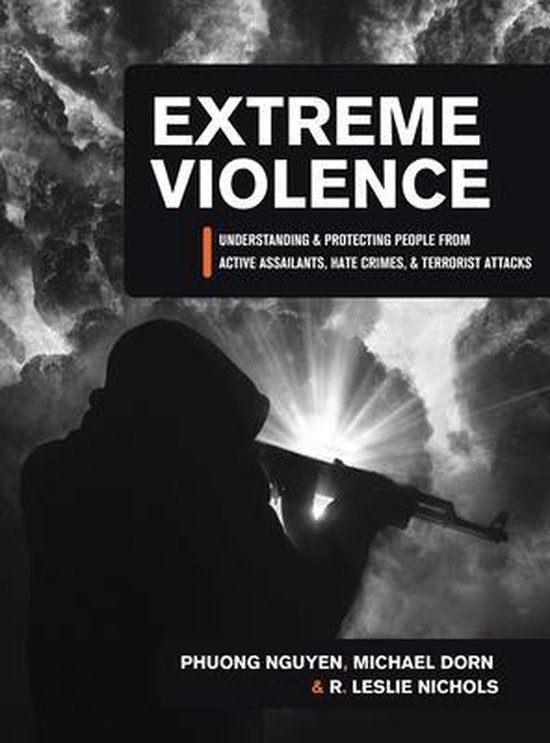 Boekomslag Extreme Violence met silhouet van een persoon met een geweer tegen een achtergrond van stormachtige wolken.