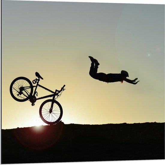 Dibond - Jongen Springend van  Mountainbike - 80x80cm Foto op Aluminium (Wanddecoratie van metaal)