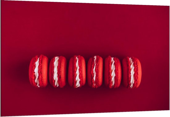Dibond - Rode Macarons op Rode Achtergrond - 150x100cm Foto op Aluminium (Wanddecoratie van metaal)