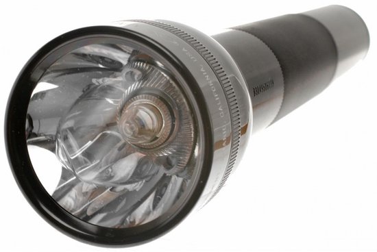 Kop van een zwarte Maglite zaklamp met heldere reflector en de tekst "MAG-LITE".