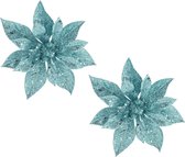 2x stuks decoratie bloemen kerststerren ijsblauw glitter op clip 15 cm - Decoratiebloemen/kerstboomversiering