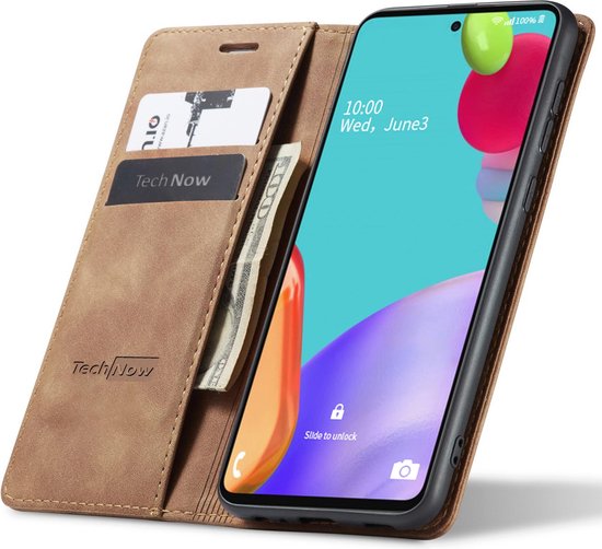 Étui de téléphone marron, ouvert, avec des cartes de crédit et de l'argent dans les pochettes.
