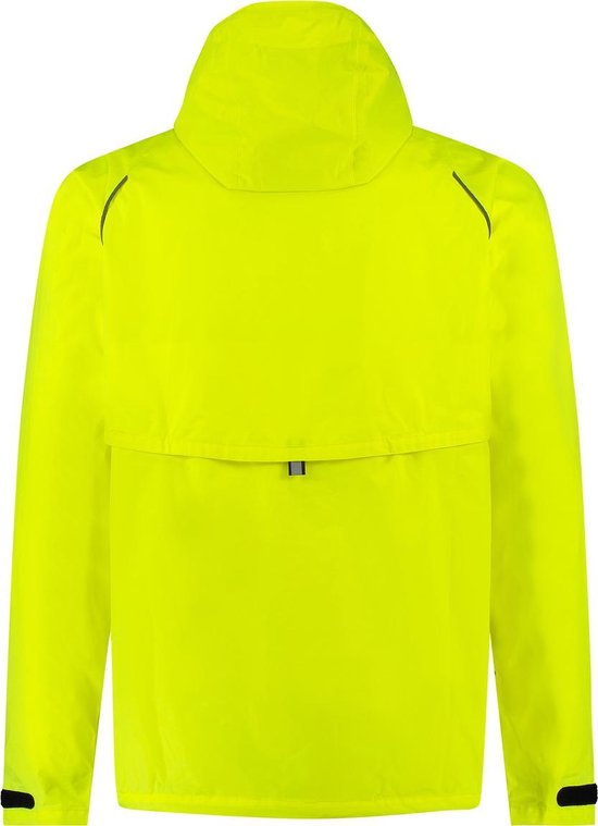 Achterkant van een neongroene regenjas met capuchon en reflecterende biezen.