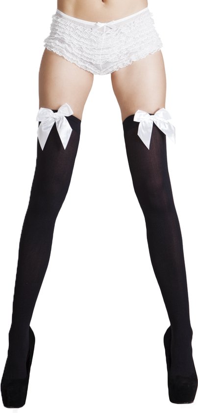 Zwarte kniekousen met witte strikjes aan de bovenkant, gedragen met witte kanten shorts.