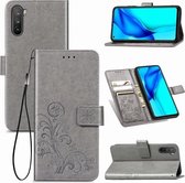 Voor Huawei Mate 40 Lite / Maimang 9 vierbladige sluiting reliëf gesp mobiele telefoon bescherming lederen tas met lanyard & kaartsleuf & portemonnee & beugel functie (grijs)