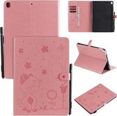 Voor iPad 10.2 / Air (2019) / Pro 10.5 Cat Bee Embossing Pattern Horizontale Flip lederen hoes met houder & kaartsleuven & portemonnee & Pennensleuf & Wake-up / Slaapfunctie (roze)