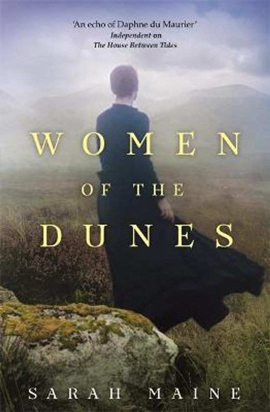 Boekomslag van 'Women of the Dunes' door Sarah Maine. Een vrouw in een zwarte jurk staat met de rug naar de kijker op een winderige heide, met bergen op de achtergrond.