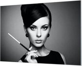 Wandpaneel Vrouw met sigaret zwart wit foto  | 150 x 100  CM | Zilver frame | Wandgeschroefd (19 mm)