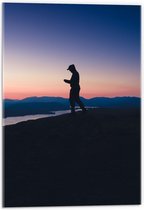 Acrylglas - Man op Berg met Zonsondergang - 40x60cm Foto op Acrylglas (Met Ophangsysteem)