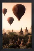 JUNIQE - Poster met houten lijst Hot Air Balloons in Bagan -13x18