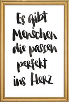JUNIQE - Poster met houten lijst Perfekt ins Herz -40x60 /Wit & Zwart