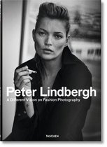 Boek cover Peter Lindbergh. A Different Vision on Fashion Photography van Thierry-Maxime Loriot