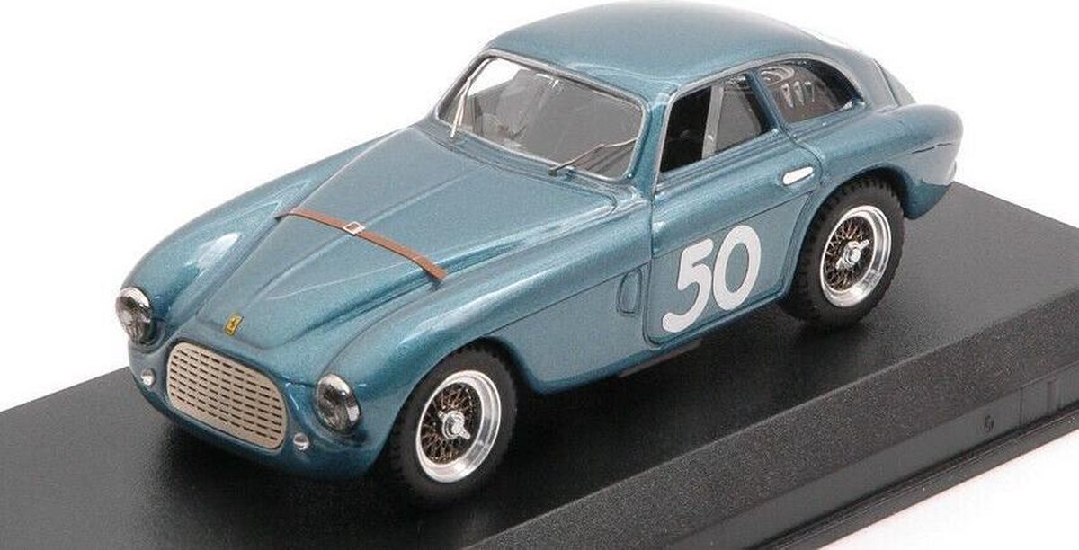 De 1:43 Diecast Modelcar van de Ferrari 195S #50 Winnaar van de 3H Roma in 1950. De coureurs waren Marzotto en Giannino. De fabrikant van het schaalmodel is Art-Model. Dit model is alleen online verkrijgbaar