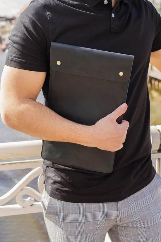 NEGOTIA Alpha - Housse pour ordinateur portable 13.8 pouces - Macbook Air & Pro 13 pouces - Housse pour ordinateur portable 13 pouces en cuir de grain supérieur 100% luxe - Noir