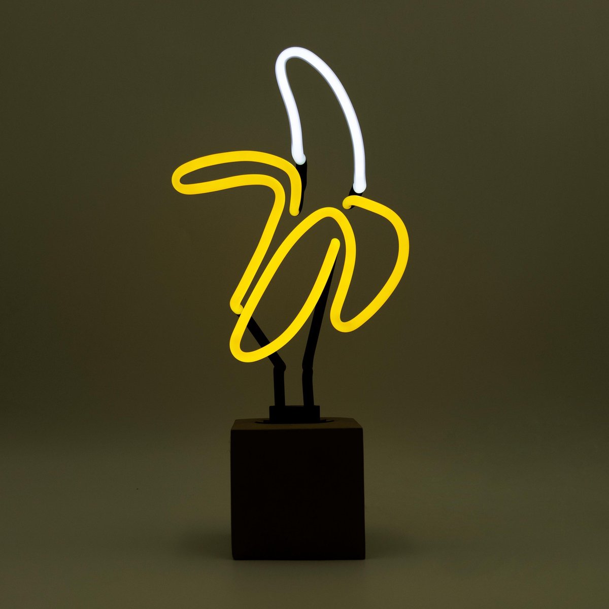 Locomocean Neon Lamp Op Betonnen Sokkel | Banana