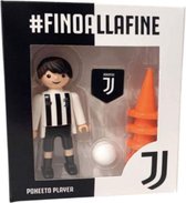 Juventus speler met bal, kegels en wimpel