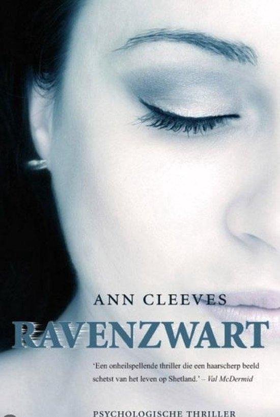 Boekcover van "Ravenzwart" van Ann Cleeves. Een close-up van een vrouwengezicht, met gesloten ogen, blauw-grijze oogschaduw en eyeliner.