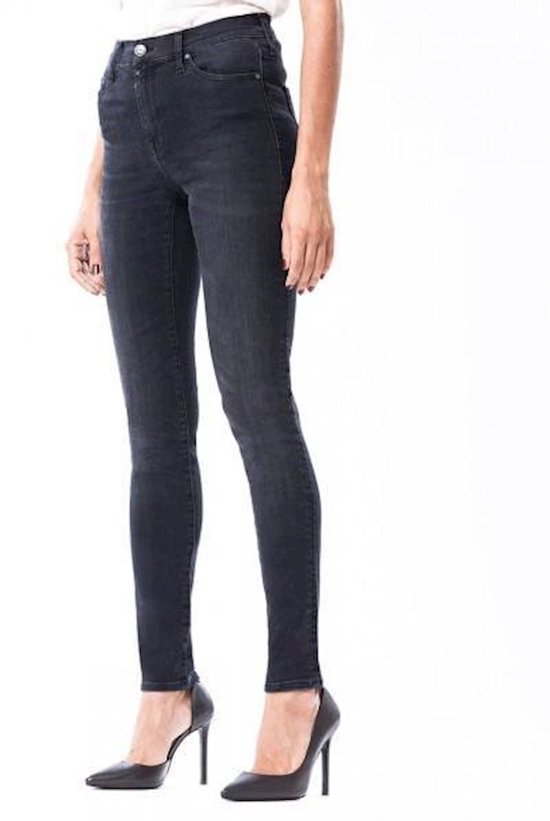 Zijaanzicht van een zwarte skinny jeans met hoge taille en donkere wassing.