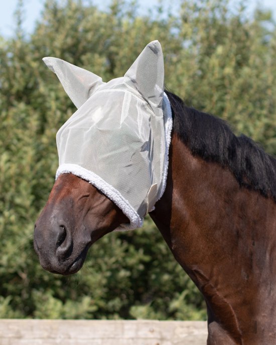 Paard met een grijs vliegenmasker met oren, met schapenvacht afwerking.
