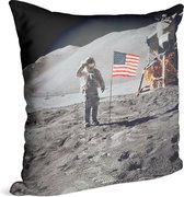 Astronaut gives salute beside U.S. flag (maanlanding) - Foto op Sierkussen - 60 x 60 cm