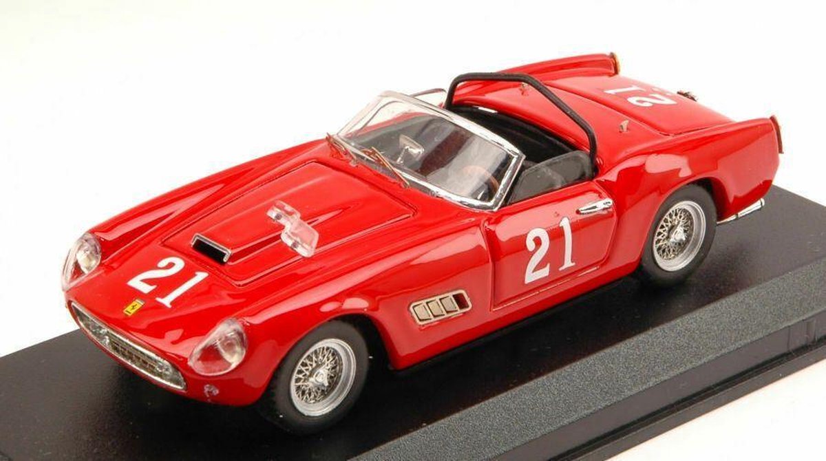 De 1:43 Diecast Modelcar van de Ferrari 250 GT California Spider #21 van Nassau in 1960. De bestuurder was W. Von Trips De fabrikant van het schaalmodel is Art-Model. Dit model is alleen online verkrijgbaar