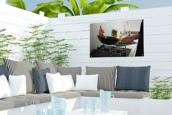 Homme cuisine avec un wok affiche de jardin 60x40 cm - petit - Tissu de jardin / Toile d'extérieur / Peintures pour l'extérieur (décoration de jardin)