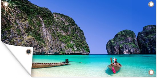 Tuinposter Twee boten liggen in het heldere zeewater bij de Phi Phi eilanden van Thailand - 80x40 cm - Wanddecoratie Buiten - Tuinposter - Tuindoek - Schuttingposter - Tuinschilderij